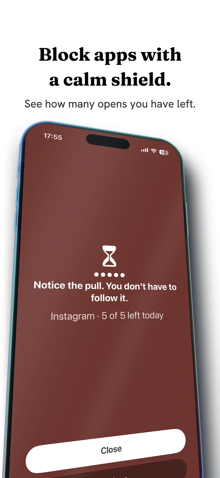 iPhone の Fluid Friction のブロック画面。砂時計と「Notice the pull. You don't have to follow it.」という一文、今日のインスタ起動回数が5回中5回残っていることを示すカウンター